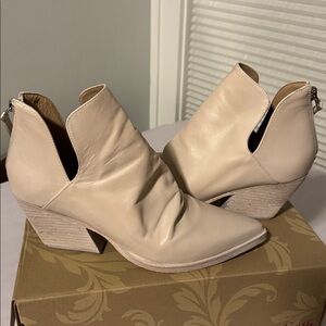 GOLO Short boots Women’s 7.5 bone color soft leather booties shooties Western